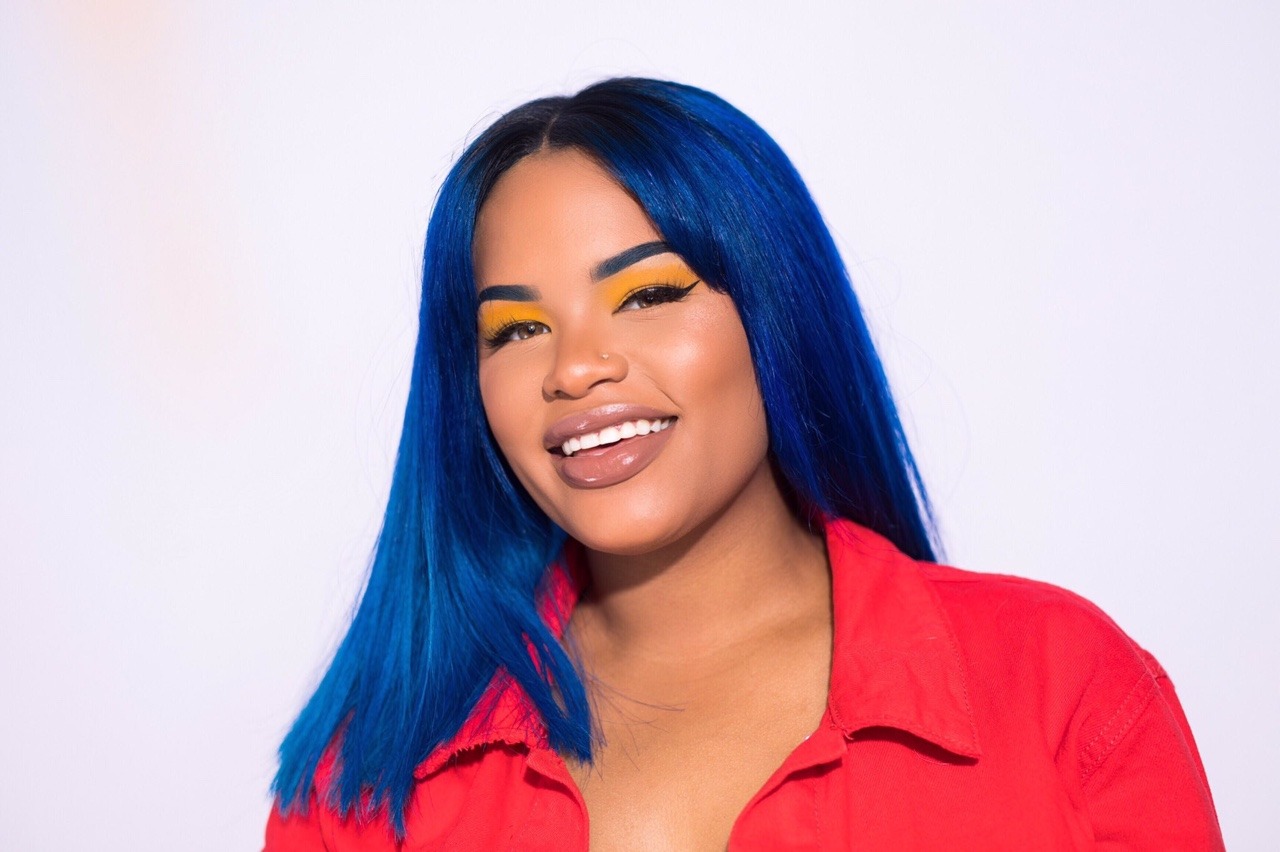 cocoabutter-brushes:Alissa Ashley giving us primary color vibes 🌈