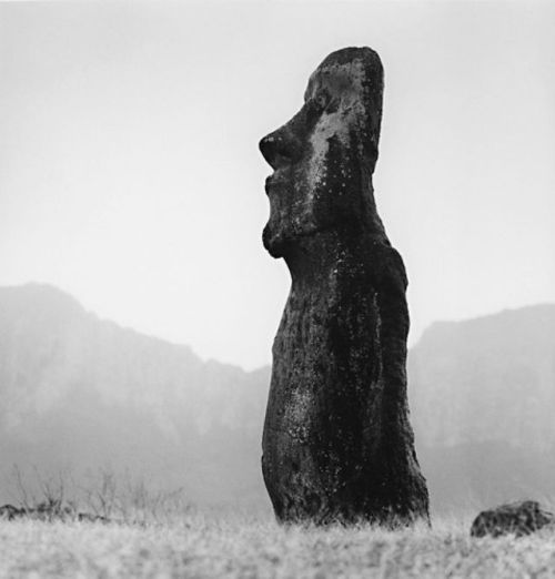 de-salva:Moai - Study 48 (Papa Tataku Poki, Easter Island, 2001)© Michael Kenna