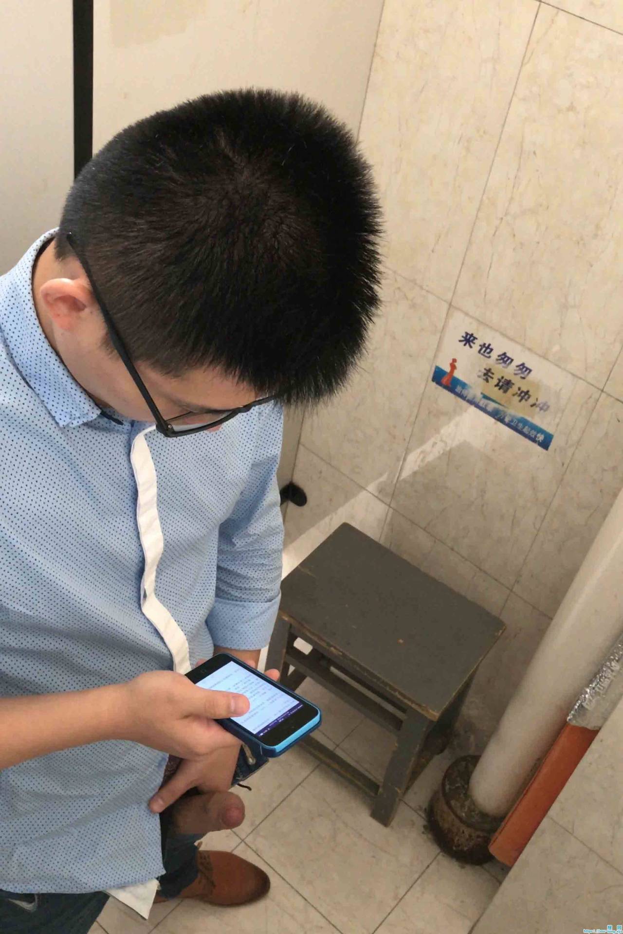 mantop106911:   【校園廁所盜攝】…  大屌帥哥陶醉自擼，發現被偷拍後一臉尷尬