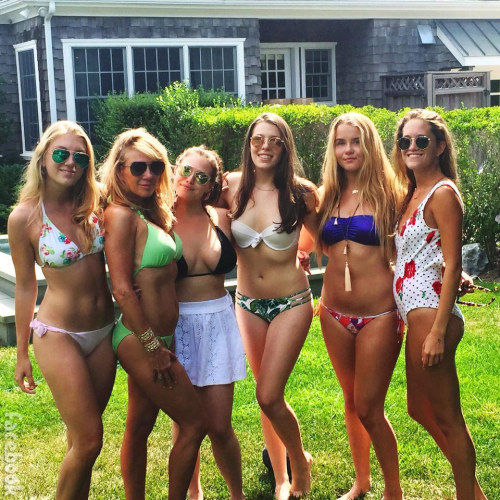 Ramona Singer in a ‪#bikini‬ with daughter Avery Singer and her college friends