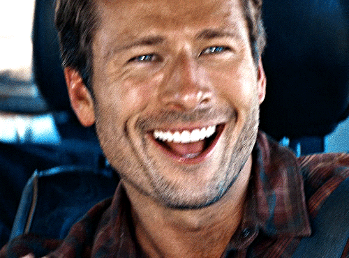 GLEN POWELL As TYLER OWENS In TWISTERS (2024) Dir. Lee Isaac Chung