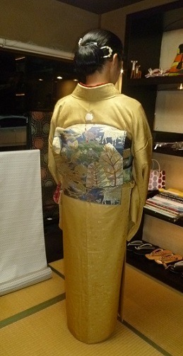 Just WOW! This iromoji kimono looks so cute with its little rabbit embroidered kamon. And this amazi