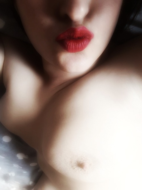 XXX brujitalove:  - Hay dos formas de alcanzarme; photo