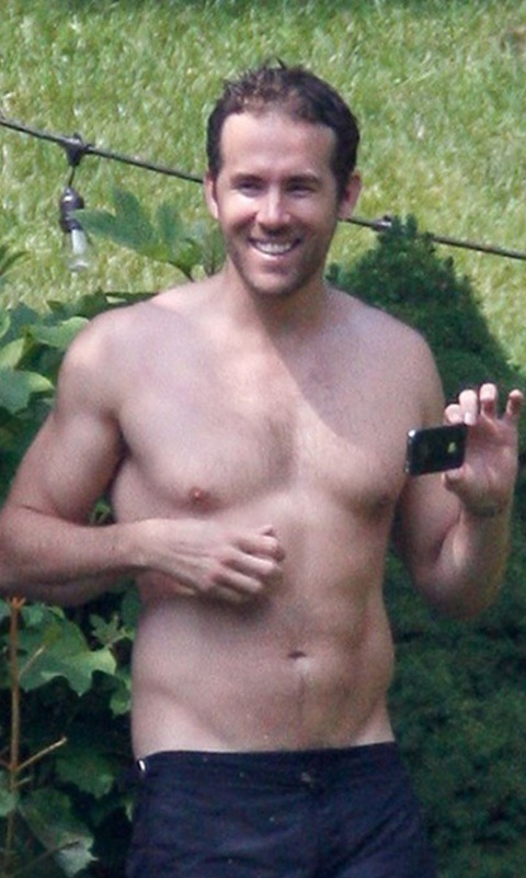 male-and-others-drugs:   Ryan Reynolds shirtless