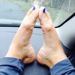 feetandtoes4us2:  Gotta love dashboard feet!