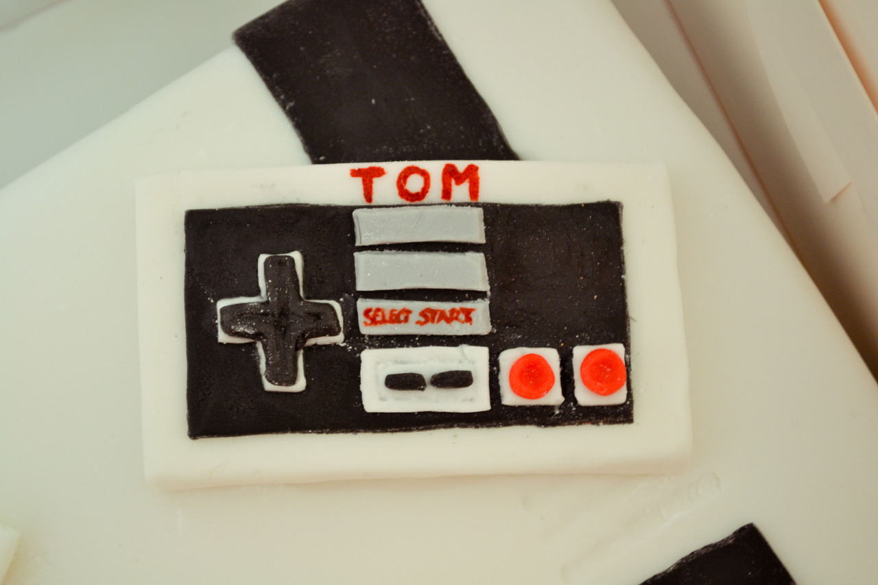 xtremecaffeine:  zellas:  NES wedding cakeCause why the fuck not eh?We decided to