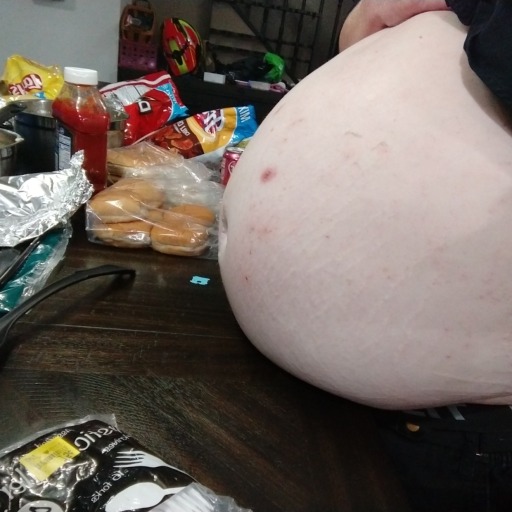 lock-johnson:fatopie:The amount of belly below the button 🤤Woah! 