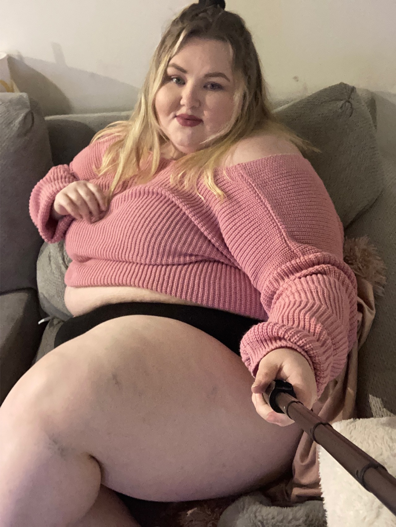 theplushblonde:Plush & Cozy 💕Having a threesome with my favourites Ben & Jerry’s. Who wants to come force me to eat the whole thing? 😘 Threesomes aree awesome especially with 2 big fat ladies