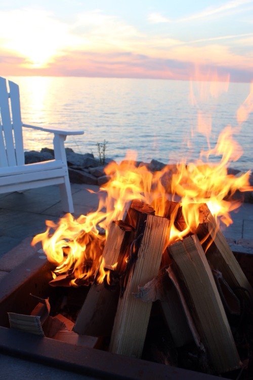 myclassierside:Bonfires accompanied by beautiful sunset right in the backyard. Perfection.