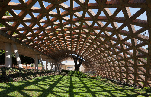 subtilitas:  Solano Benítez - The technically stunning open brick latticework of the Children’s rehabilitation center, Lambaré 2015. More here, via, photos © Federico Cairoli. 