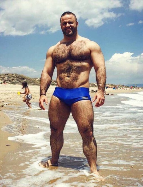 proudbulge:  Daddy Daddy Daddy!  Handsome, hairy, sexy and a nice bulge - WOOF