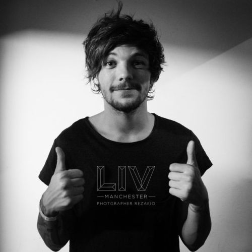 December 24 1991, Louis Tomlinson was born.Member of the popular British-Irish boy band One Directio