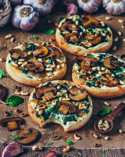 hungry-tummy-mukbangs:Vegan garlic mushroom spinach toasts