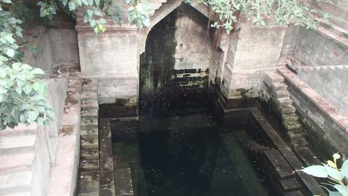 arjuna-vallabha:Temple stepwell at North India