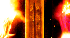 feestje:  Tywin Lannister melting Ned Stark’s sword to Lannister steel while burning wolf pelts with the Rains of Castamere playing in the background before the intro tune even starts (◡‿◡✿) 