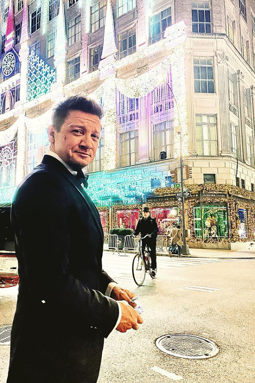 clintfbarton:jeremyrenner Thank you NYC, for some Christmas memories.