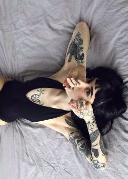 72tattoo:  Hannah Snowdon 