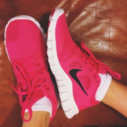 gossipinq:  sisters new pink free runs :P 