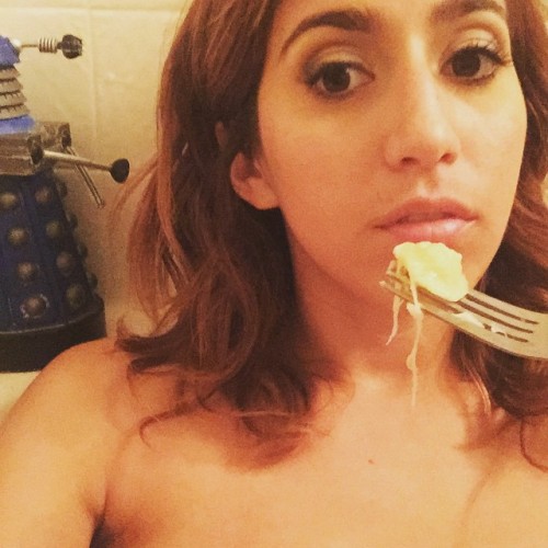 Sex Eating mac and cheese in the bathtub because pictures