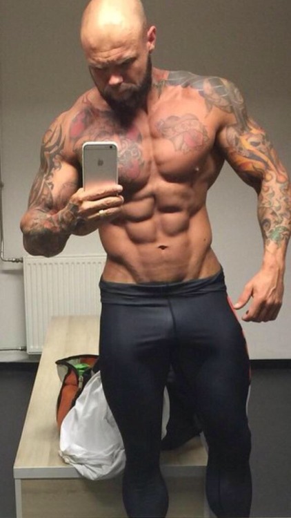 Tatted muscle daddy!!!