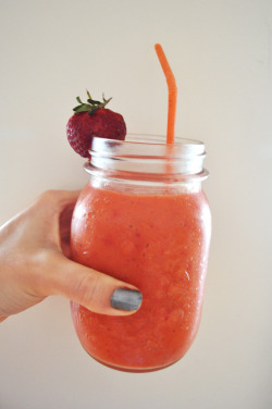 a-healthy-adventure:  This smoothie was so delicious! &frac12; cup strawberries, &frac12; cup frozen mango, 1 pink lady apple, 1 orange, 2 kiwi fruit and some almond milk. 