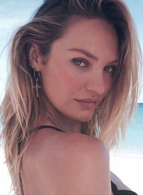 candicefallsfromthesky:  Repost but crop i mean look at her 😍