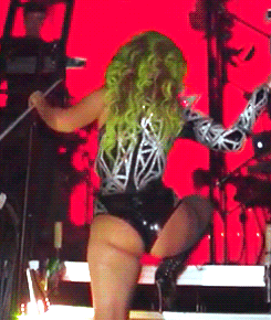 arrtpop: Gaga stretching before she hits the stage.  