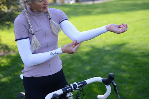 bikesandgirlsandmacsandstuff: (via Lovely Bicycle!: Arm Coolers for Summer Cycling: A Look at Rapha 