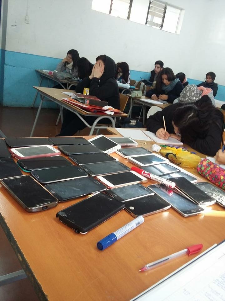 futubandera:  Aguante este profe. Pendejos culiaos van a puro escuchar regaeton y