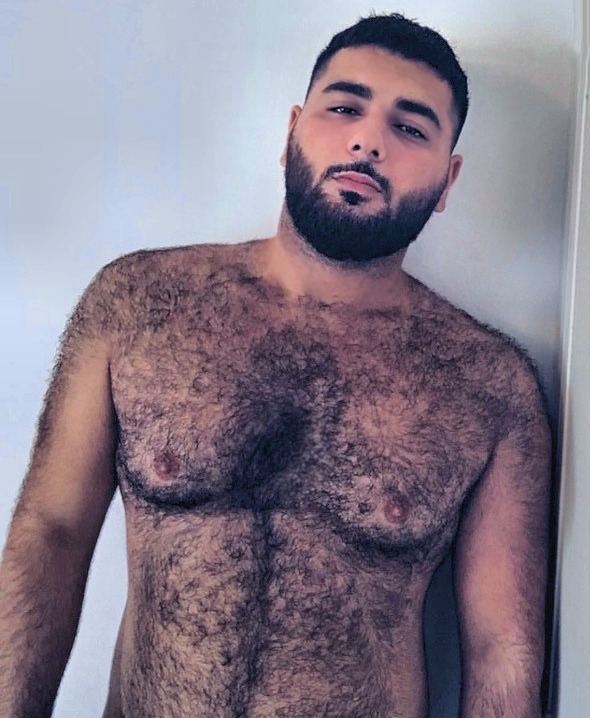 angel-amable:  Como tenía un pequeño reflujo estomacal, el gay Bononio se dirigió