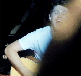 onthelooze: when fans tried to reach the high note in fool’s gold // 29.08