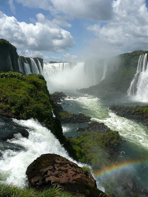 Foz do Iguacu seen from the brazilian side (by dj_pingu).