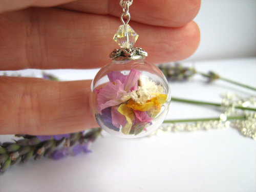 wickedclothes:Summer Flowers NecklaceThis necklace contains brightly-colored summer flowers inside o