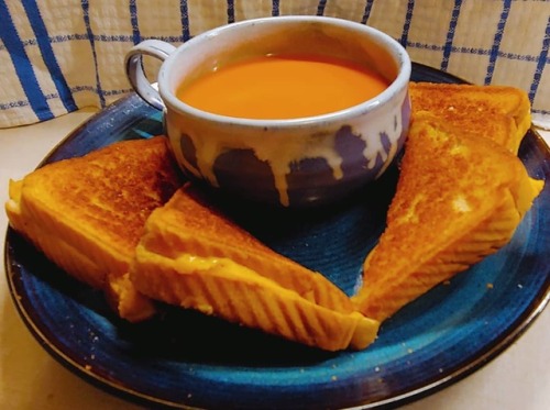 canadianbakinblr:Comfort food, ahoy!  Can o’ tomato soup and white bread grilled cheese made with on