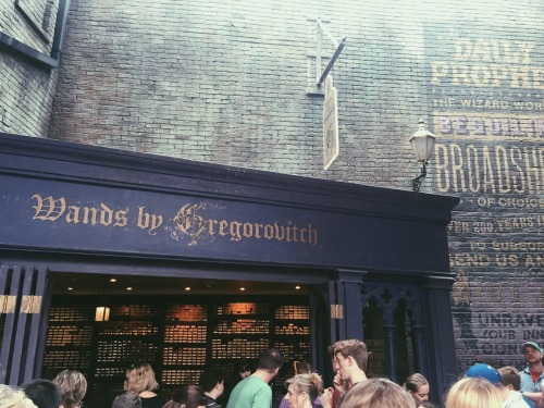 eyeamerica:The new Diagon Alley in the Wizarding World of Harry Potter was so freakingg cool. Cast