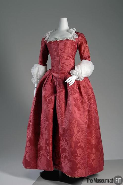 history-of-fashion:ab. 1775 Robe à l'anglaise (England)red silk damask(Museum at the Fashion Institu