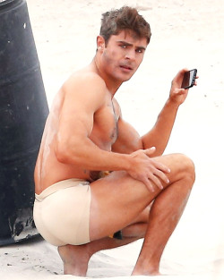 famousmeat:  Zac Efron shows ass in underwear, bends over &amp; fondles bulge on set of  Dirty Grandpa.