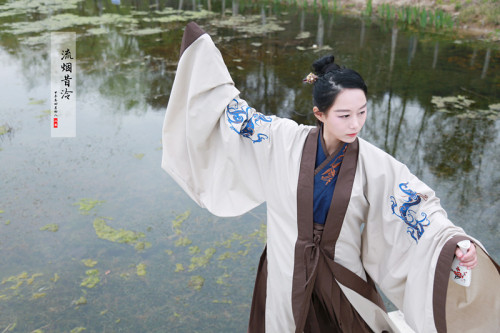 Traditional Chinese hanfu by 流烟昔泠.