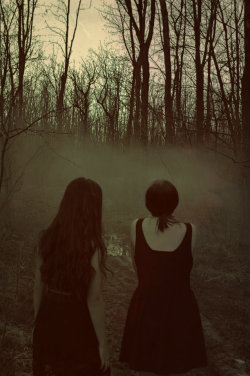 etrezomp-ni&ndash;kelted:  Photography of my best friends Luna and Jovana, taken by Andrea Medic.Please don’t remove credits, thanks. :)