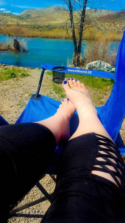 sweetfeet438: Relaxing by the river ☀️