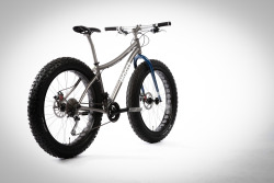 bravebikers:  FROSTI (moots) the bike for the Snow / FROSTI (moots) la bicicleta para la nieve http://moots.com/our-bike/mtb-26/frosti/overview/   I want! Fits the name too!