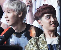 luhanahs:  luhan and kyungsoo laughing at baekhyun’s famous light dance 