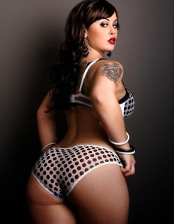 gogo-curves:  We have the largest database of real amateur curvy women!