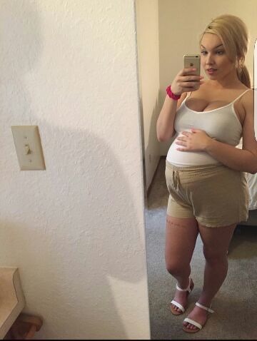 pregnantbellyobsession: bellylove577: Very big belly on this shorter cutie!! I loveeeee shorter preg