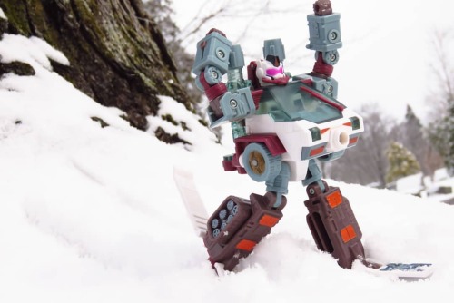 Snow cat in the snow! ....#toyphotography #actionfigures #transformers #transformersenergon #unicron