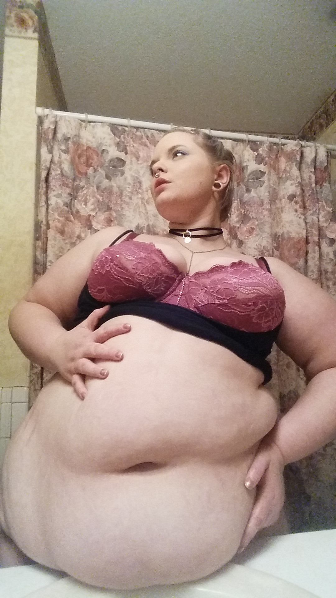 rollsofdestiny:Your body angle is the difference between looking like a BBW and an