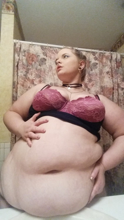 rollsofdestiny: Your body angle is the difference between looking like a BBW and an SSBBW loll…  Lea