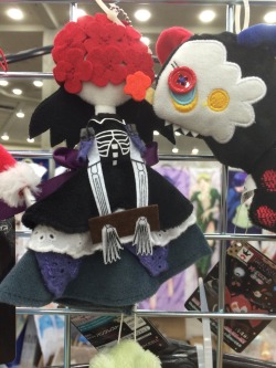 annietalkstoomuch:  My friend cosplayed as Homra’s witch form. I found a cute keychain doll on the last day and took a photo. I was the designated purse holder while people took pictures of her. :) She was awesome!!!!!!!!! 