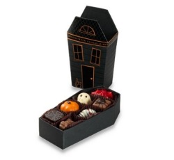 happiesthaunts:  *screeches* LOOK AT THIS CUTE THING. LOOK AT ALL THEIR ADORABLE HALLOWEEN CHOCOLATES AND JUNK. 