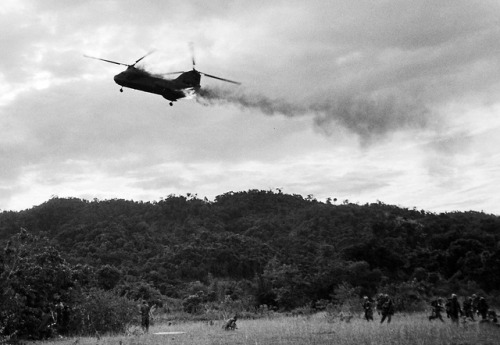 soldiers-of-war: SOUTH VIETNAM. July 15, 1966. A U.S. Marine CH-46 Sea Knight helicopter comes down 